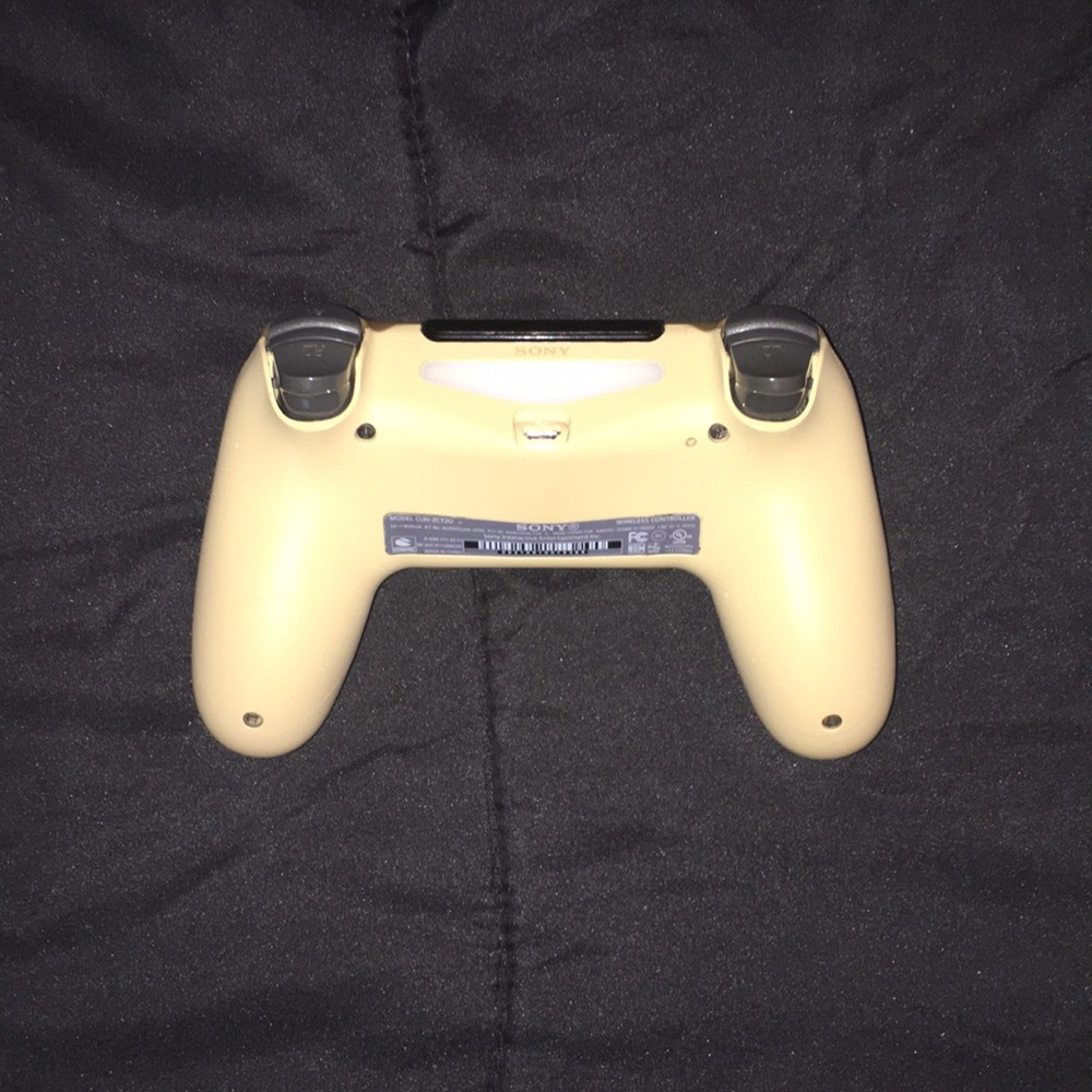 DualShock PlayStation Controller (Gold) - Picture 2 of 2